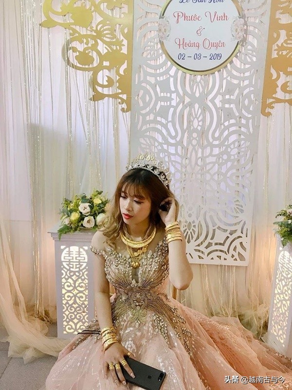 越南新娘分享結婚穿金戴銀照片引起關註，網友稱你這樣讓人嫉妒 爸媽逼婚 第1張
