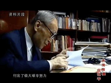 他是最穷的亿万富豪，有几十家银行，却无房无车，儿子是货车司机
