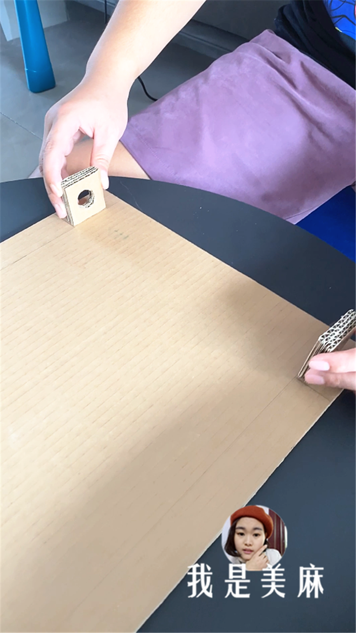 爸爸用快递纸箱做了个赛车玩具，用方向盘控制车辆变道，太刺激了