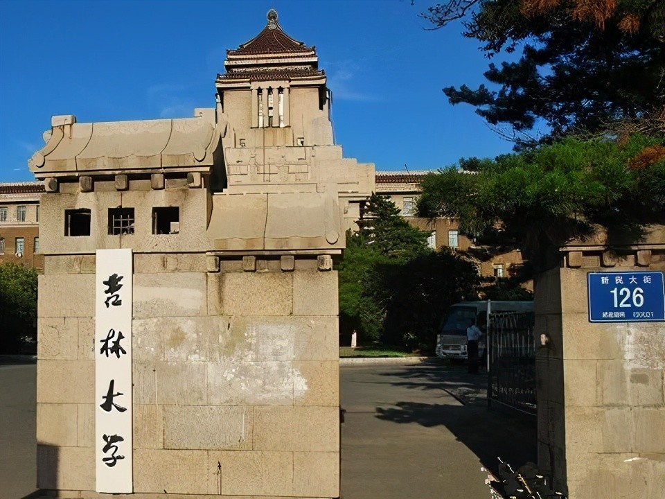 全国大学“土味外号”，清华北大成了技术学院，“武大郎”很亮眼