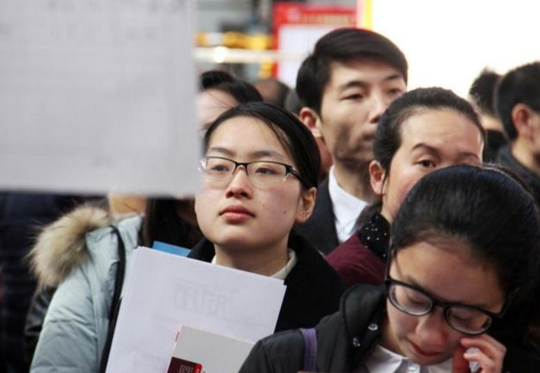 专科生穿“学士服”拍照引热议，本科生疑惑：专科生算大学生吗