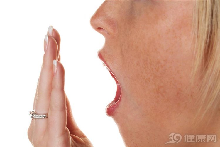 张开嘴就一股怪味？中医提醒：经常口臭，问题可能有4个