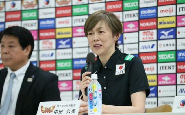 女排世界杯日本观众(中国女排3-0横扫日本后，中田久美受访，日本媒体和球迷齐吐槽)