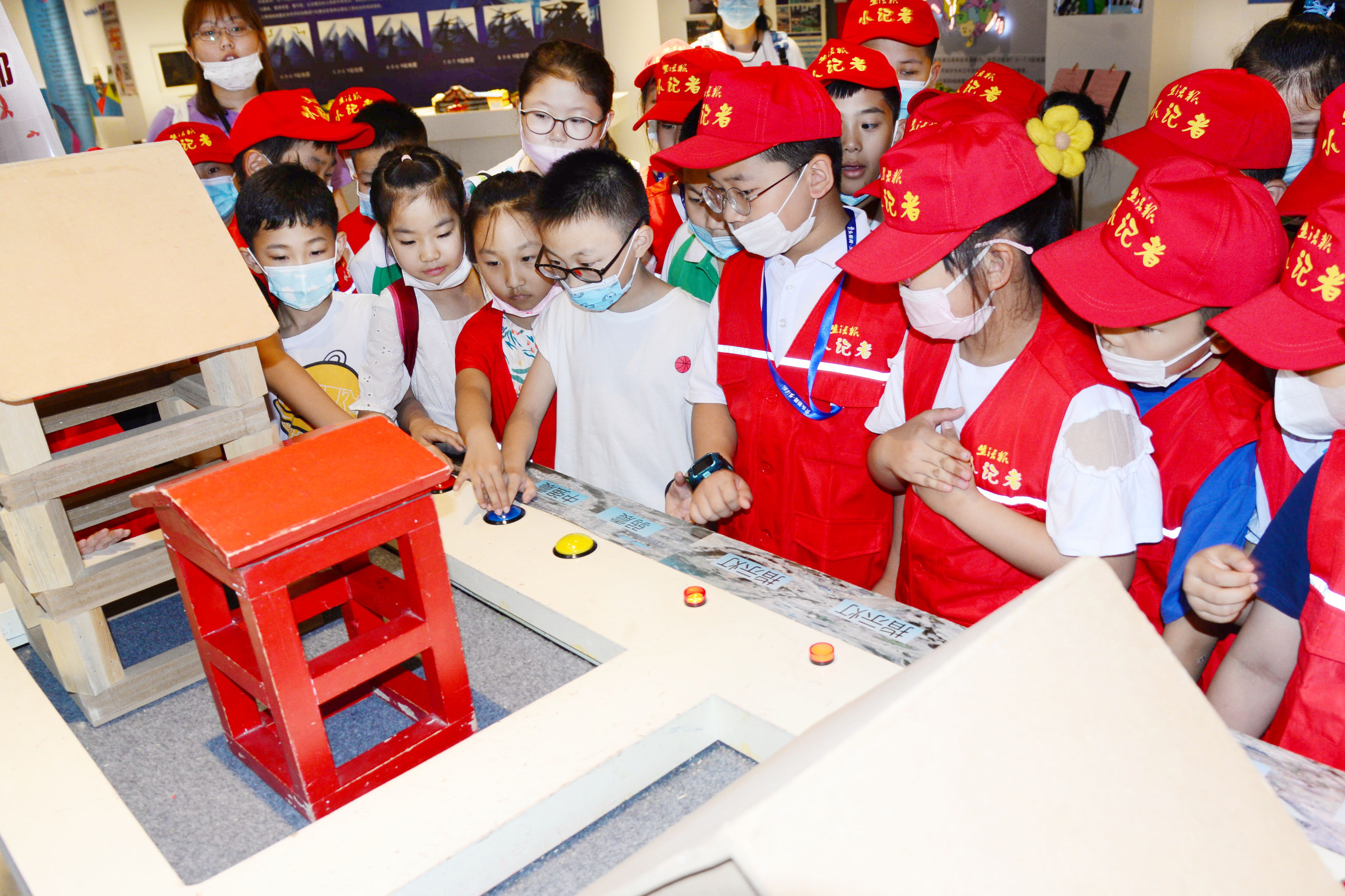 观看科普动画片、体验7.5级地震…33名龙头新闻·生活报小记者走进防震减灾科普馆