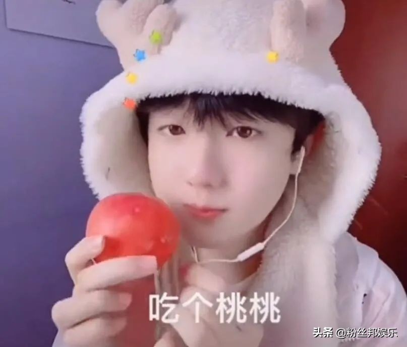 网红吃个桃桃太“娘”，引发网友不适举报，男