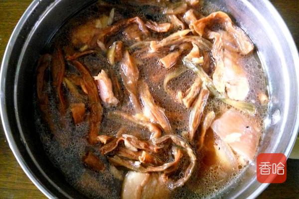 1块五花肉，1把干豆角，放锅里炖一炖，又香又下饭，一碗都不够吃
