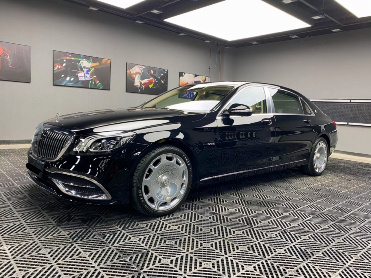 洗车店遇到奔驰迈巴赫S680，洗一次车300元，驾驶员会说三种语言