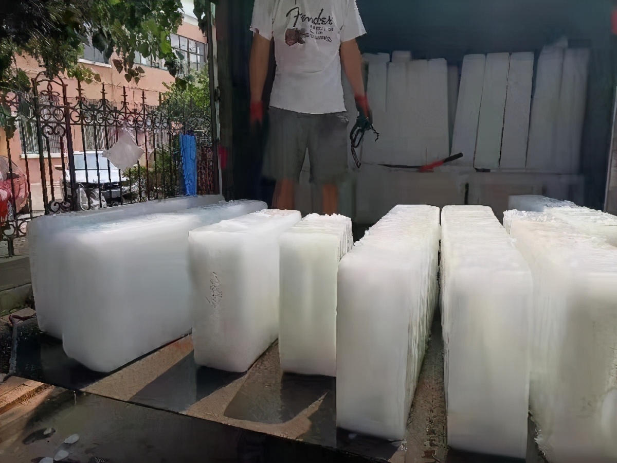 河北邯郸一高校买1000块冰物理降温:每个宿舍50斤