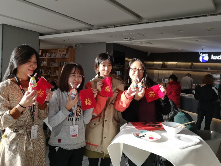 北京传统书画艺术研究会走进完美世界大厦慰问员工