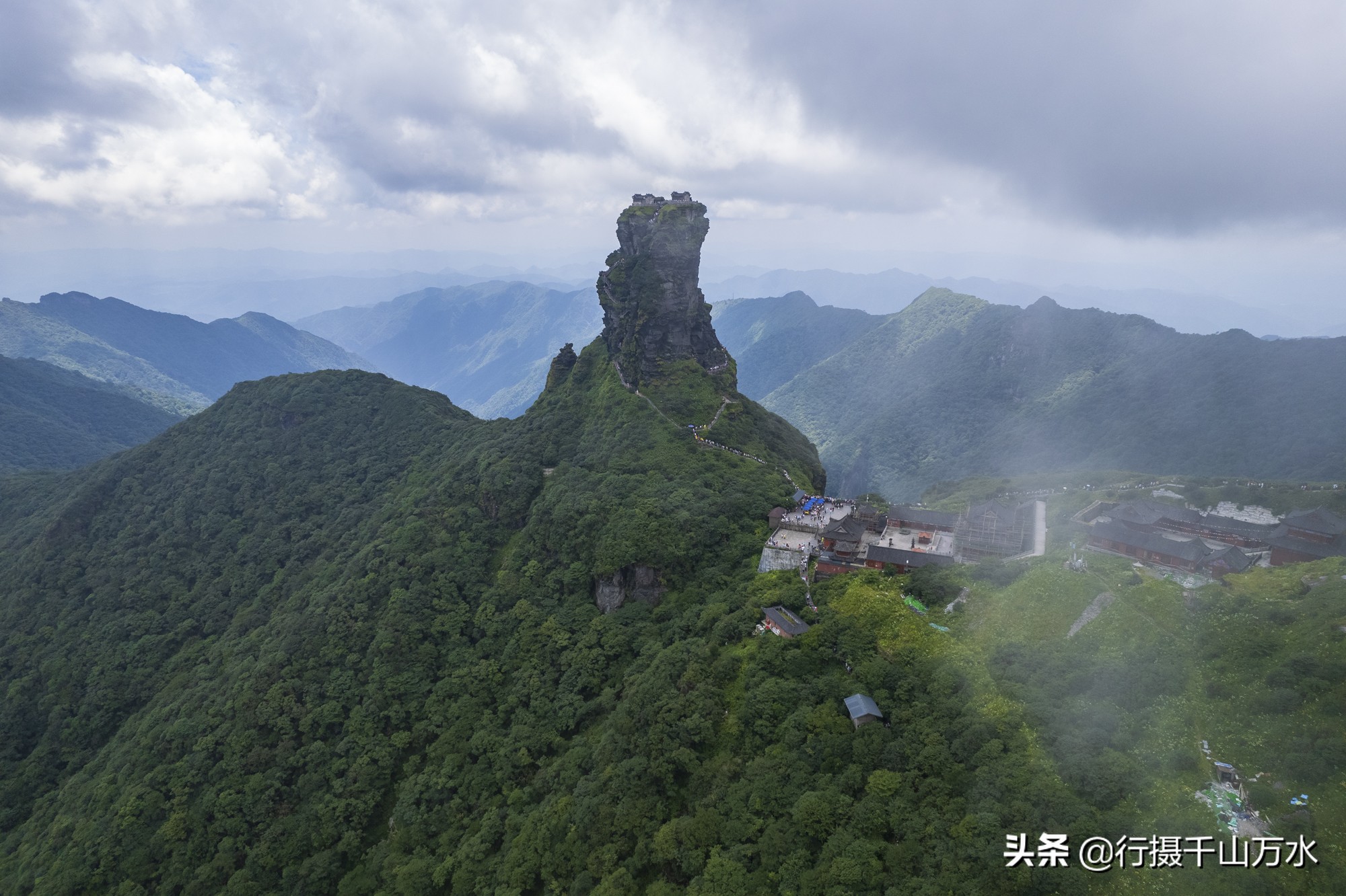 无人机空中俯瞰梵净山红云金顶,登山的道路几乎直上直下.