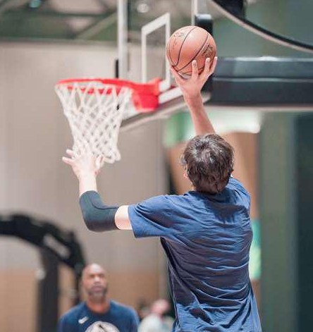 nba球星为什么左臂戴护臂(博班体型有多夸张？戴护臂只能戴一半不说，篮球在他手里像儿童球)