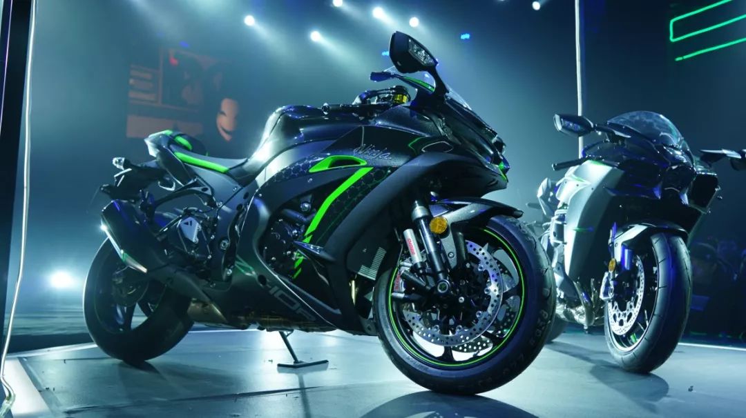 文末彩蛋福利 </p><p>　　 28.9万起，川崎发布 H2 Carbon以及ZX-10R SE