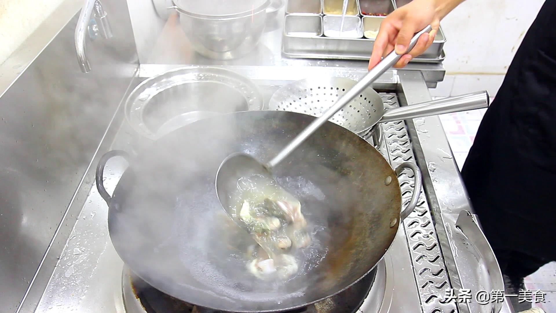 大厨做一盘泡椒牛蛙，一只牛蛙炒一盘，辛辣鲜嫩，太香了