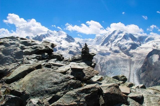 世界最难登顶的山峰，马特洪峰，三角锥造型是阿尔卑斯山的形象