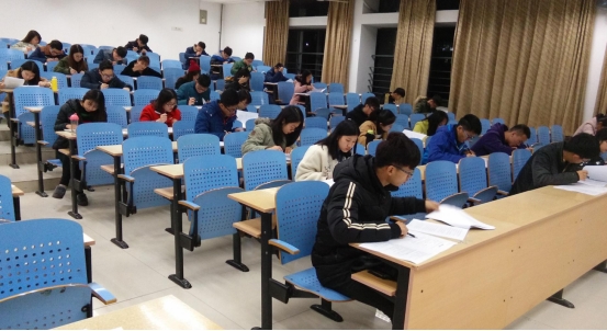 大学里“容易挂科”的学科，考60分就心满意足，要什么自行车