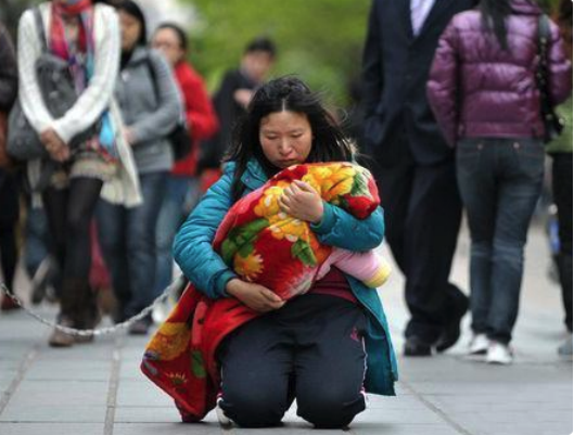 感人落泪的8张"母爱"图,完美诠释了妈妈二字,母亲真伟大