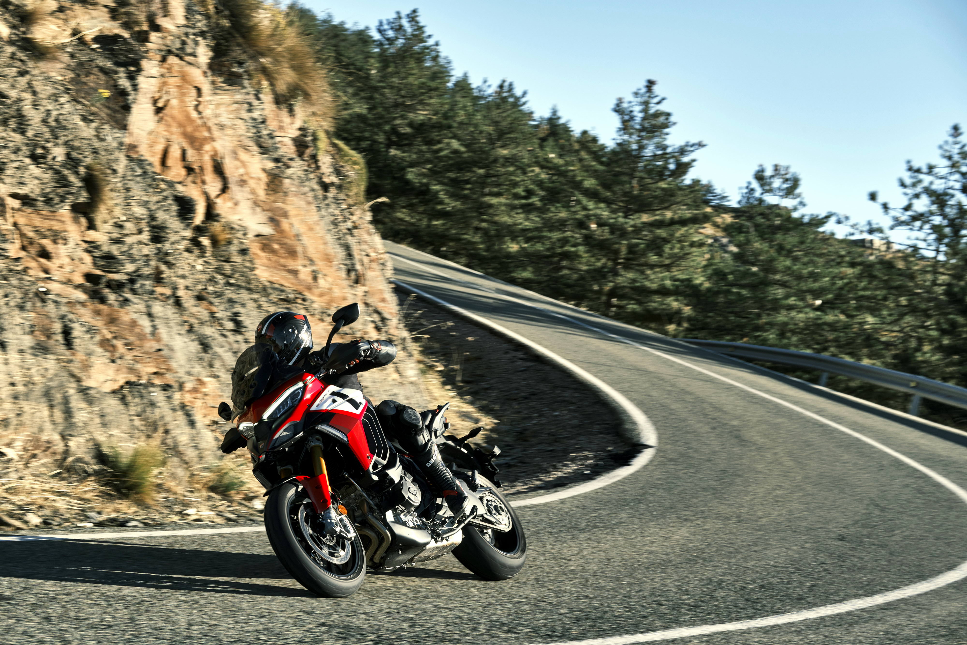 杜卡迪 2022 Multistrada V4 派克峰版 户外特写