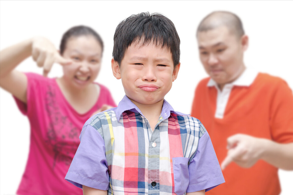 叛逆期的孩子打舌钉，中国父母VS美国父母的做法，你支持哪个？
