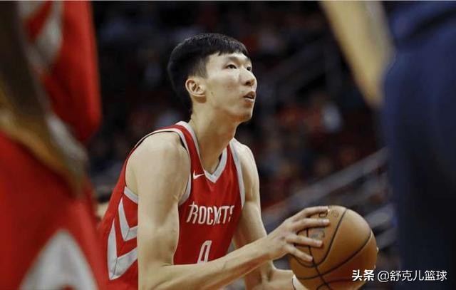 周琦为什么在nba情况不一样(周琦在国内CBA被各队哄抢，为何会被NBA退回，他有什么致命弱点？)