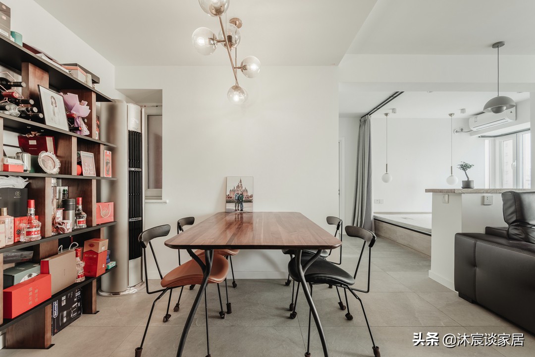 她家看着平淡，但简洁清爽，用窗帘隔出一间卧室，温馨且幸福