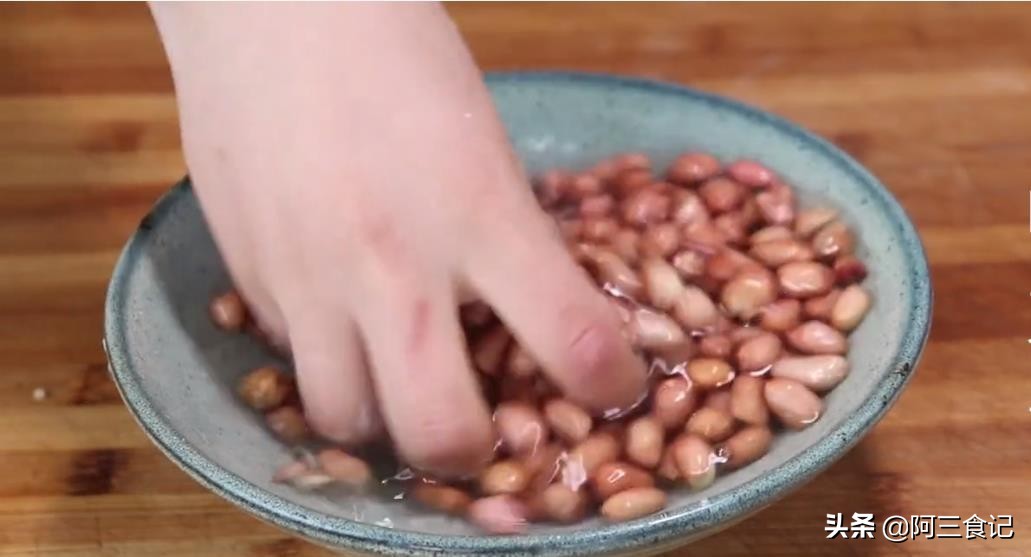 花生米怎么做才好吃，大厨告诉我，加2个鸡蛋，这样做比吃肉还香