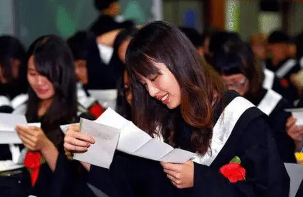 上海这4所大学应届毕业生，可直接落户本地，学生们却想法不一