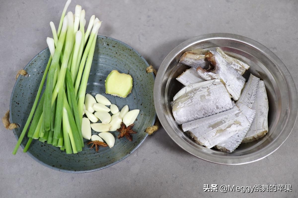 带鱼身上的银膜要不要刮掉？很多人做错了！带鱼完整无腥有窍门