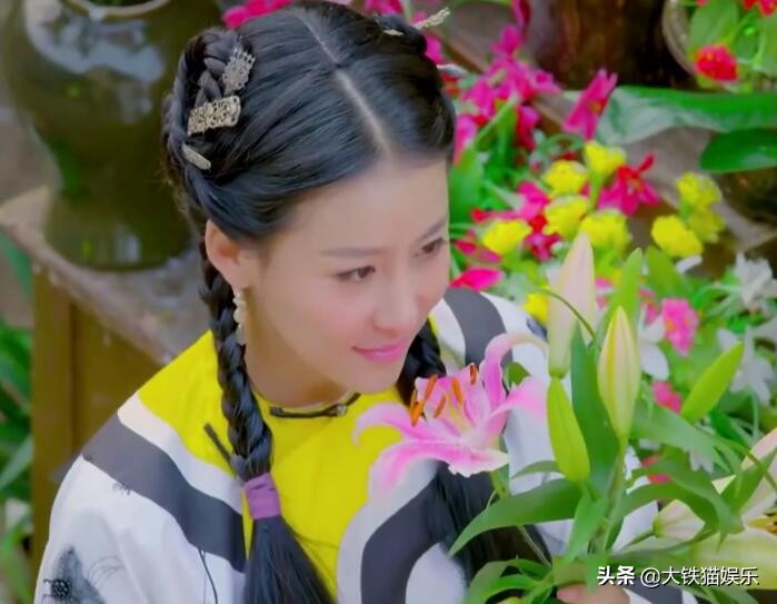 鹿鼎记名场面，7版阿珂出场，有人嗅花有人火拼，黄晓明版洗澡？