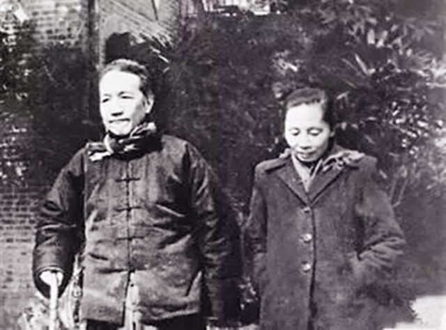 妻子卧病在床，他提前为妻子写挽联，妻子看后：我一定比你活得长