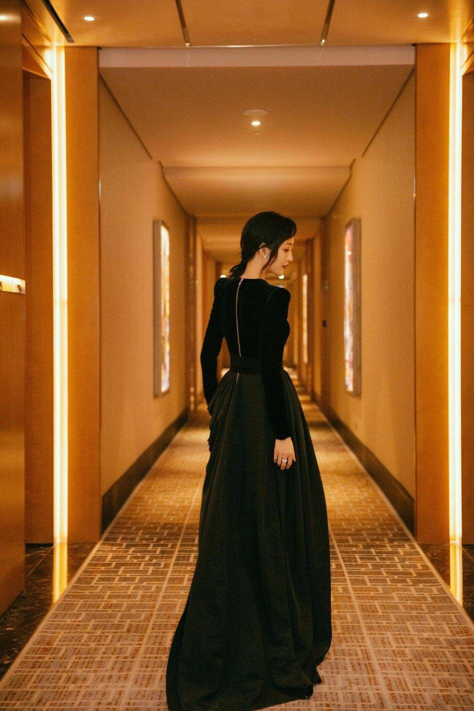 王鸥气质好高冷,穿黑色开叉礼服裙华丽高贵,好有女神味儿