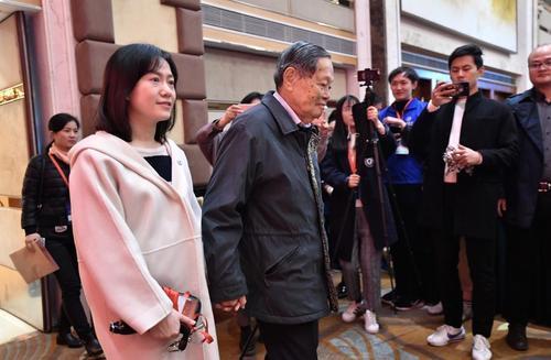 99岁杨振宁与娇妻恩爱如初，杨振宁表白：她是上帝赐给我的礼物