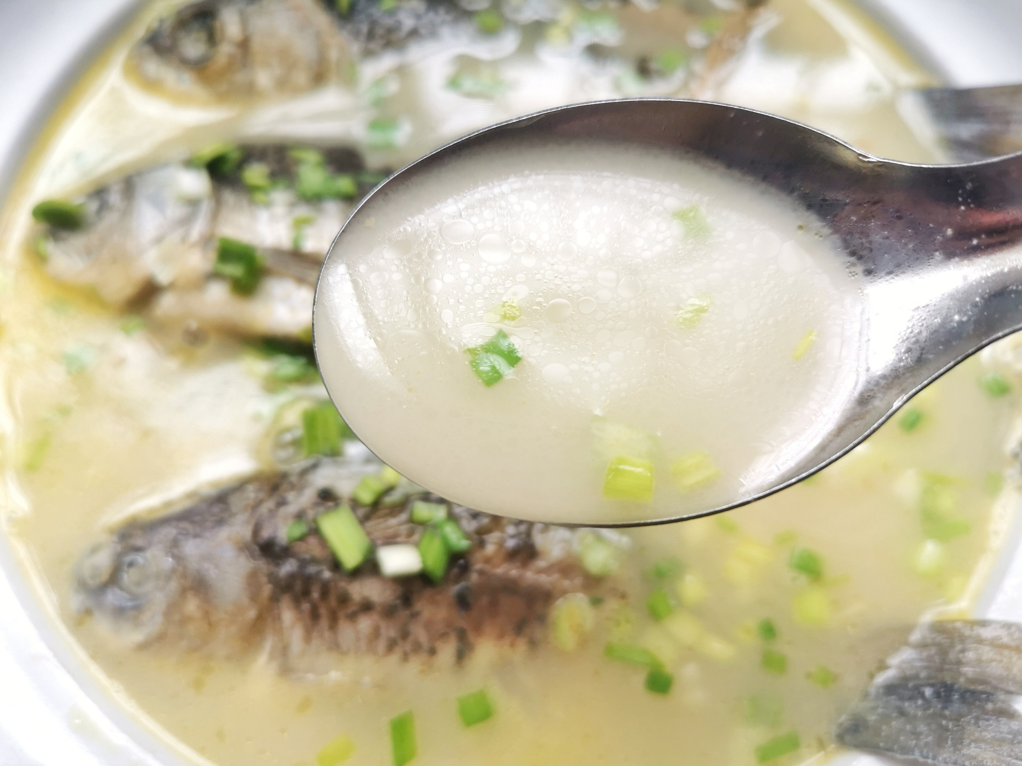 不管用什么鱼熬汤，记住这3点，鱼汤浓白无腥味，老人孩子都爱喝