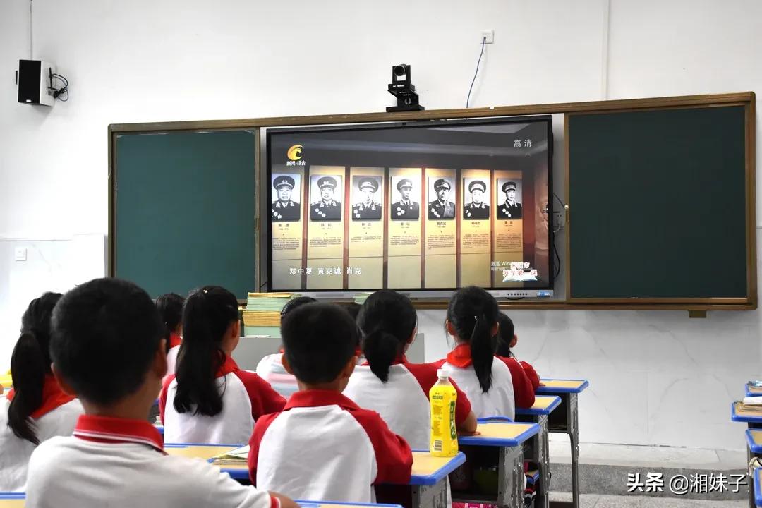 瑶乡新建了芙蓉学校！被叮嘱“好好保护眼睛”的小姑娘走进新教室，小树苗正茁壮成长…