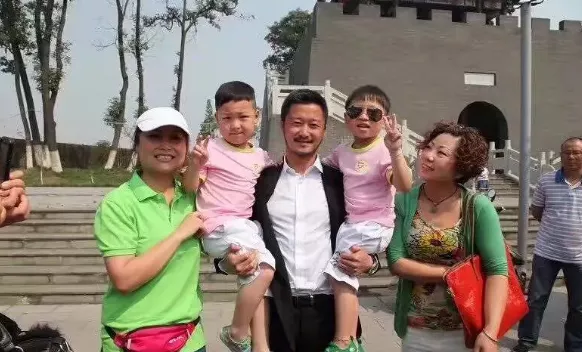 12年前，吴京、罗家英在地震中收养了两个干儿子