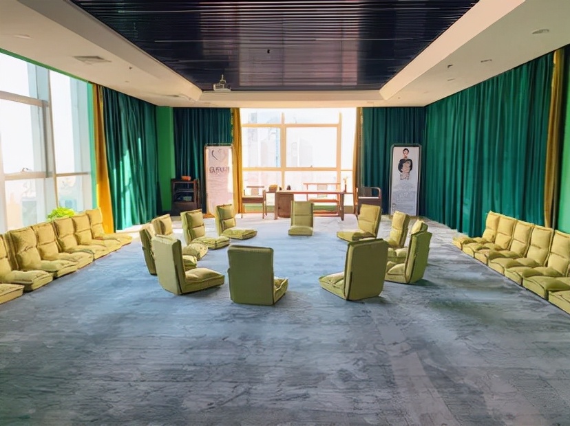 36岁奶茶店老板转行心理咨询师：开挂的美女不过都是厚积薄发