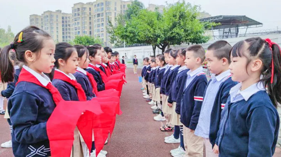 成都市各学校开展“少年先锋队建队日”系列活动