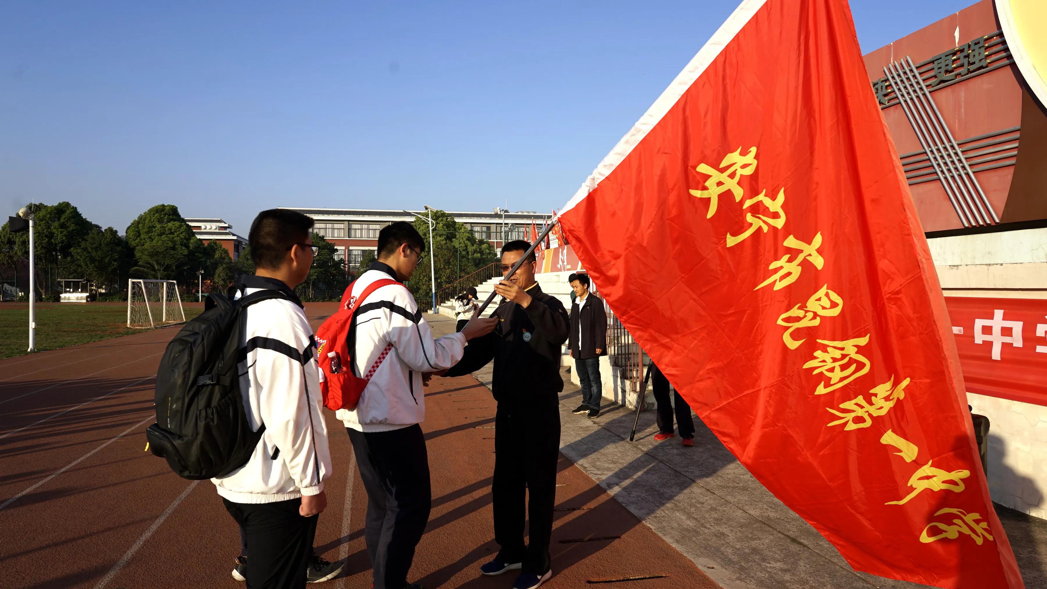 35里，昆钢一中学子用“脚”上了堂思政课