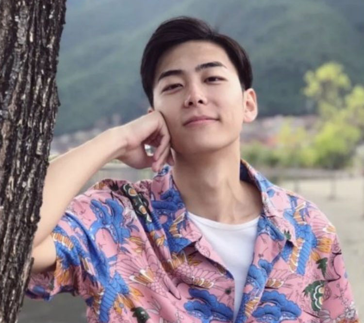 听说丑的男生找个女朋友就会变帅，你不信？来看看这几个小哥哥