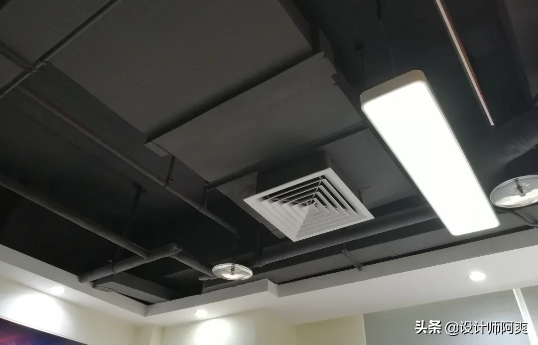 水泥砖墙、管道裸露，工业风可能是最便宜的装修风格了