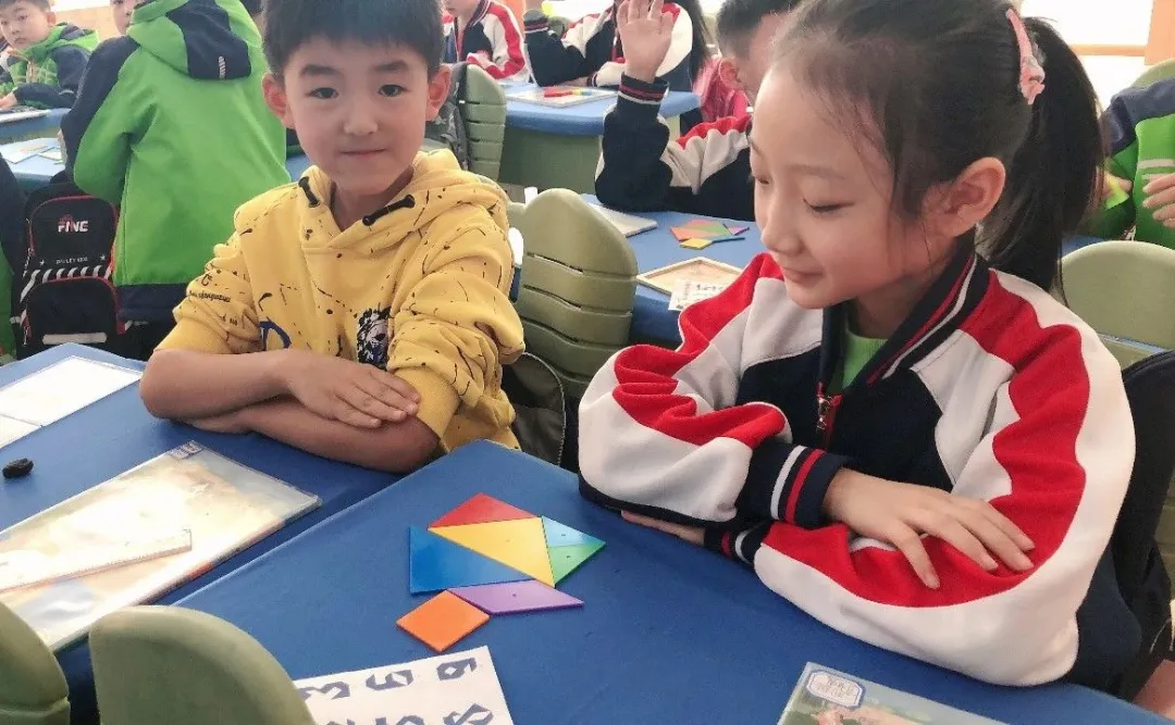【寓教于乐】敕勒川绿地小学乌兰分校一年级开展玩转七巧板趣味拼搭活动