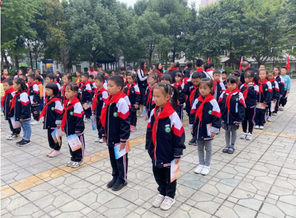 成都市各学校开展“少年先锋队建队日”系列活动