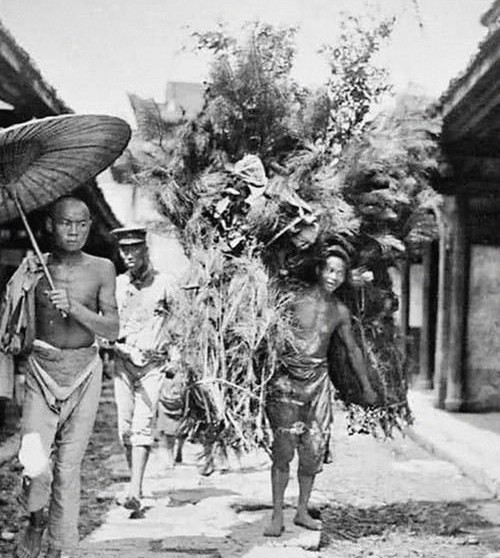 鲁迅玩伴闰土：57岁病逝后，留下5子，如今后代完成华丽转变