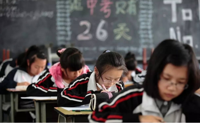 18年前他偷走高考试卷，准备好答案去考试，结果拿到试卷崩溃了