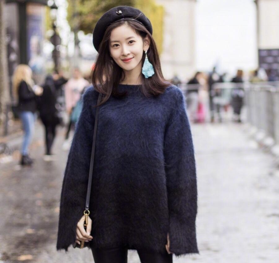 富商老婆章泽天品味开挂,穿宽松毛衣搭配皮裤,再戴贝雷帽真时髦