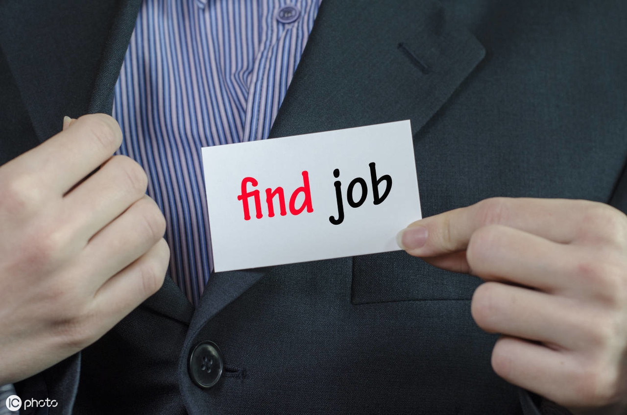 八旬老翁为补贴开支染黑头发找工作