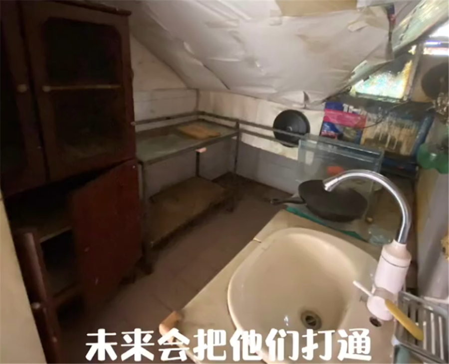 姑娘低价买下80㎡“老破小”阁楼，改造成温馨小家，前房主：后悔