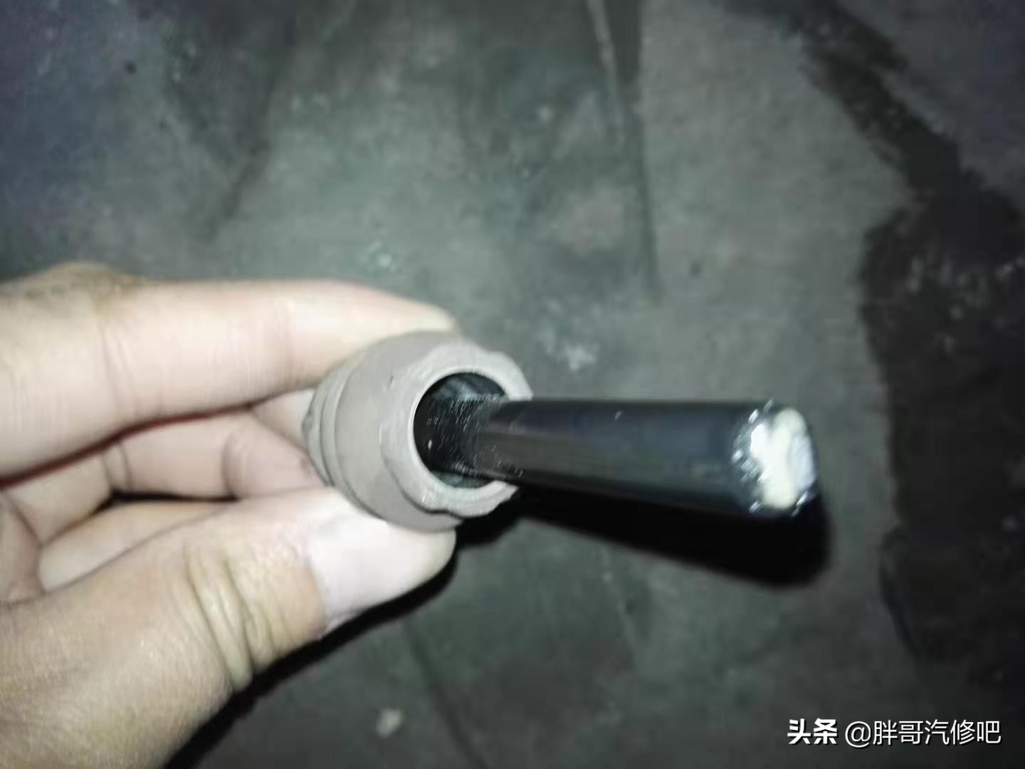 汽车走颠簸路面时底盘传来异响声，有松散的感觉，胖哥教你处理