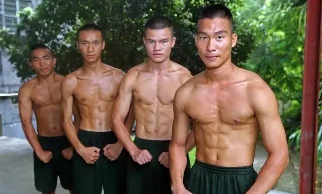 常年训练的军人VS撸铁肌肉男，肌肉形态会有什么差别？