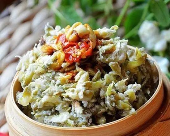 四月天里，嗅一口满地槐花香，仿佛看到童年美好