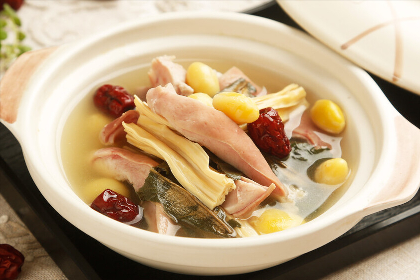 广东人煲猪肚汤有诀窍，别只会焯水，再多加1步，香浓奶白无腥味